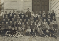První třída obecné školy chlapecké v Poličce, léta 1927-1928, třídní učitel Josef Kopecký, třetí zleva ležící Bohumil Jan Dittrich, otec Jana Dittricha
