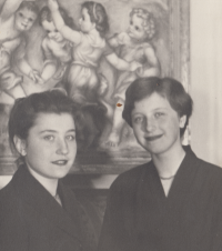 Dagmar Halasová (vpravo) se sestrou Martou Munzarovou, konec 50. let 20. století