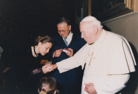 Dagmar Halasová líbá prsten papeže Jana Pavla II., uprostřed manžel František X. Halas 