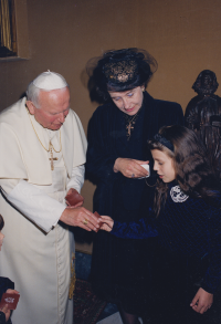 Dagmar Halasová při návštěvě papeže Jana Pavla II. s vnučkou Kristianou v roce 1999