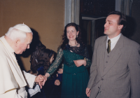 John Paul II shaking hands with the Halas' daughter, Anna Marie 