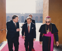 František X. Halas (vlevo) s Václavem Havlem (uprostřed) ve Vatikánu, 90. léta 20. století 