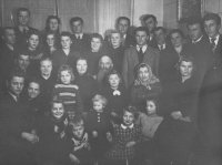 Rodina Jirsova – deset sourozenců, strýcové a tety s prarodiči, pamětnice druhá zprava, 1949
