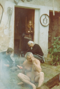 Miroslava Havelková a Ivan Martin Jirous (dole) ve Vydří (2004)