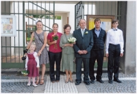 Manželé Divišovi s vnoučaty při příležitosti zlaté svatby, 21. července 2012