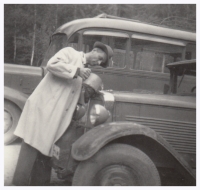 Otec Josef Diviš st. doplňuje vodu v chladiči rodinného vozu ČZ 9, 1955