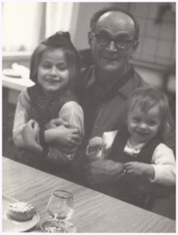 Otec Josef Diviš st. s vnučkami Janou a Ivou, po roce 1963