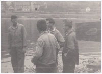 Josef Diviš (uprostřed, hledí vlevo) při výkonu povinné vojenské služby, 1960