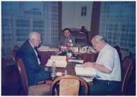 Josef Diviš ve své ředitelské kanceláři, zahraniční inspekce před vstupem ČR do EU, 2002