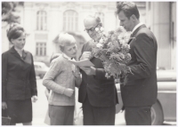 Promoce Ing. Josefa Diviše (vpravo, uprostřed otec Josef Diviš st., vlevo manželka Iva, chlapec – synovec Petr), Pardubice, 24. června 1972
