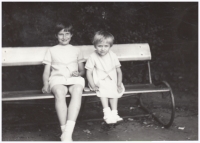 Dcery Iva a Jana při promoci Ing. Josefa Diviše, 24. června 1972
