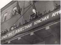 Vítání Rudé armády ve Skutči, otec Josef Diviš st. (třetí zprava) na balkóně revolučního národního výboru ve Skutči, květen 1945