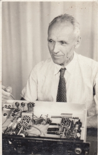 Jiří Čechák's dad Vladimír as a mechanic in Tesla