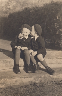 Jiří Čechák with his brother Pavel, 1942