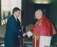 František X. Halas předává kredenciály papeži Janu Pavlu II. v prosinci roku 1990