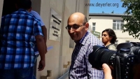 Arif zatčen a odváděn na Vrchní prokuraturu, 30. července 2014