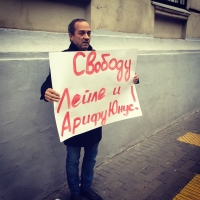 Někdejší sovětský disident a lidskoprávní aktivista Podrabinek protestuje před ázerbájdžánskou ambasádou v Moskvě, 9. října 2014 
