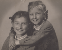Dagmar Halasová se sestrou Martou Munzarovou, 40. léta 20. století 