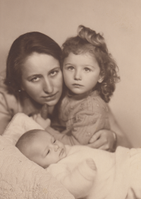 Dagmar Halasová s maminkou Annou Pojerovou a sestrou Martou Munzarovou, 40. léta 20. století