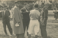Dostihy 1935, major Franjo Aubrecht vlevo