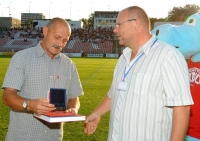 Petr Janečka na stadionu v Brně v Králově Poli přebírá ocenění za své služby v týmu Zbrojovky, kolem roku 2020 