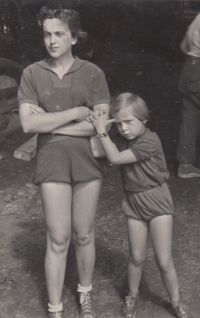 Hana Bedrníková with her aunt Libuše around 1945