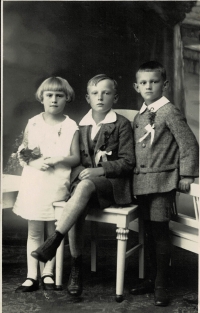 Helenka with her cousins Wolfgang and Sigfried Rosenberg, 1928