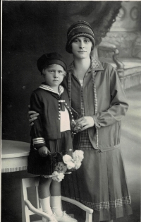 Helenka with her aunt Maria Rosenbergová, around 1927