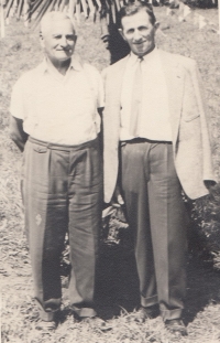 Otcové. Vlevo otec Viliama Otiepky, vpravo otec jeho manželky, 1960