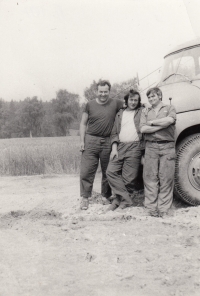 Viliam Otiepka vlevo s kolegy, 1977