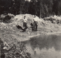 Viliam Otiepka vpravo, u jezera asi 1960
