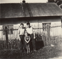 Viliam Otiepka vpravo, před domem asi 1960