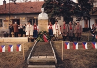 Členové bývalého Sokola a členové valašského souboru u pomníku TGM, 11. březen 1990