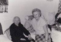 Jindřiška Kolocová s maminkou v roce 1974