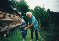 Jindřiška Kolocová s pravnučkou v roce 2000