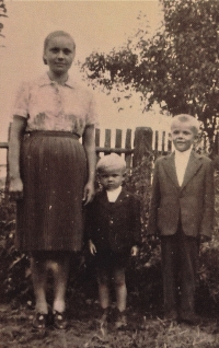 S maminkou a mladším bratrem Milanem (1958)