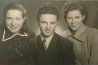 Jarmila Semotamová (vlevo) a kamarádka Františka se svým partnerem, konec 40. let