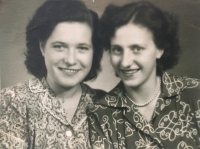 Jarmila Semotamová (vlevo) a její kamarádka Drahomíra Nováková, druhá polovina 40. let