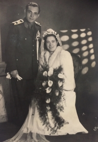 Na svatební fotografii novomanželé Semotamovi. Jen několik dní po svatbě se její otec rozhodl utéct přes hranice do Rakouska, prosinec 1951