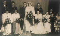 Společná rodinná fotografie ze svatby Jarmily Semotamové, vpravo její bratři Oldřich a nad ním starší Jan