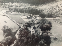 Pohled na oblast Devět mlýnů. V popředí stavení, které měl mít Jan Šárka pronajmuté od Československých státních statků