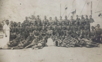 Hromadná fotografie vojáků a mezi nimi otec pamětníka, I. světová válka