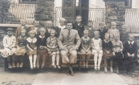 Krasonice schoolchildren, with the witness fourth from right in the top row (wearing a striped jacket), 1930s