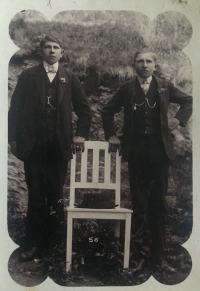 Pamětníkův otec (vlevo) spolu se svým bratránkem, začátek 20. století