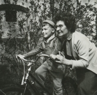 Maminka Mileny Dolanské Marie Aubrechtová, rozená Ryšánková, učí jezdit na kole synovce Miloše