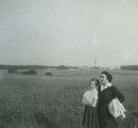 Manželka Františka Aubrechta a maminka Mileny Dolanské, rok 1960