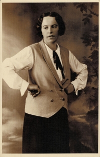 Helena's mother Anna Plachtová, née Rosenbergová, as a young woman, probably early 1920s