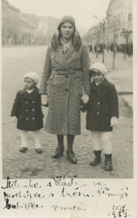 Milena s bratrem Vladimírem Aubrechtem a chůvou v roce 1933