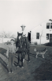 Otec Jana Dittricha, evangelický duchovní Bohumil Jan Dittrich, na koni při své stáži v americkém Texasu, rok 1947