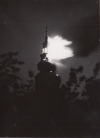 Požár věže kroměřížského zámku v květnu 1945, kterou zapálili němečtí vojáci